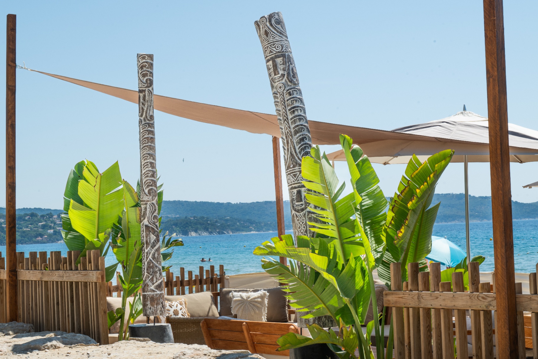 Totems sculptés et végétation tropicale