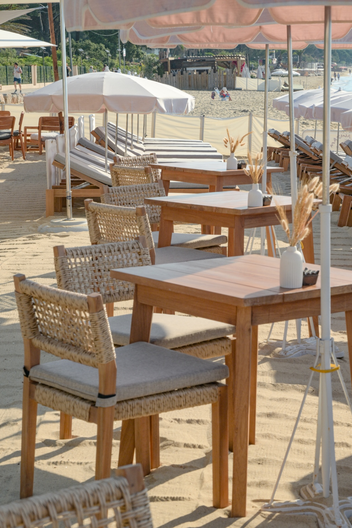 Tables et chaises tressées sur le sable