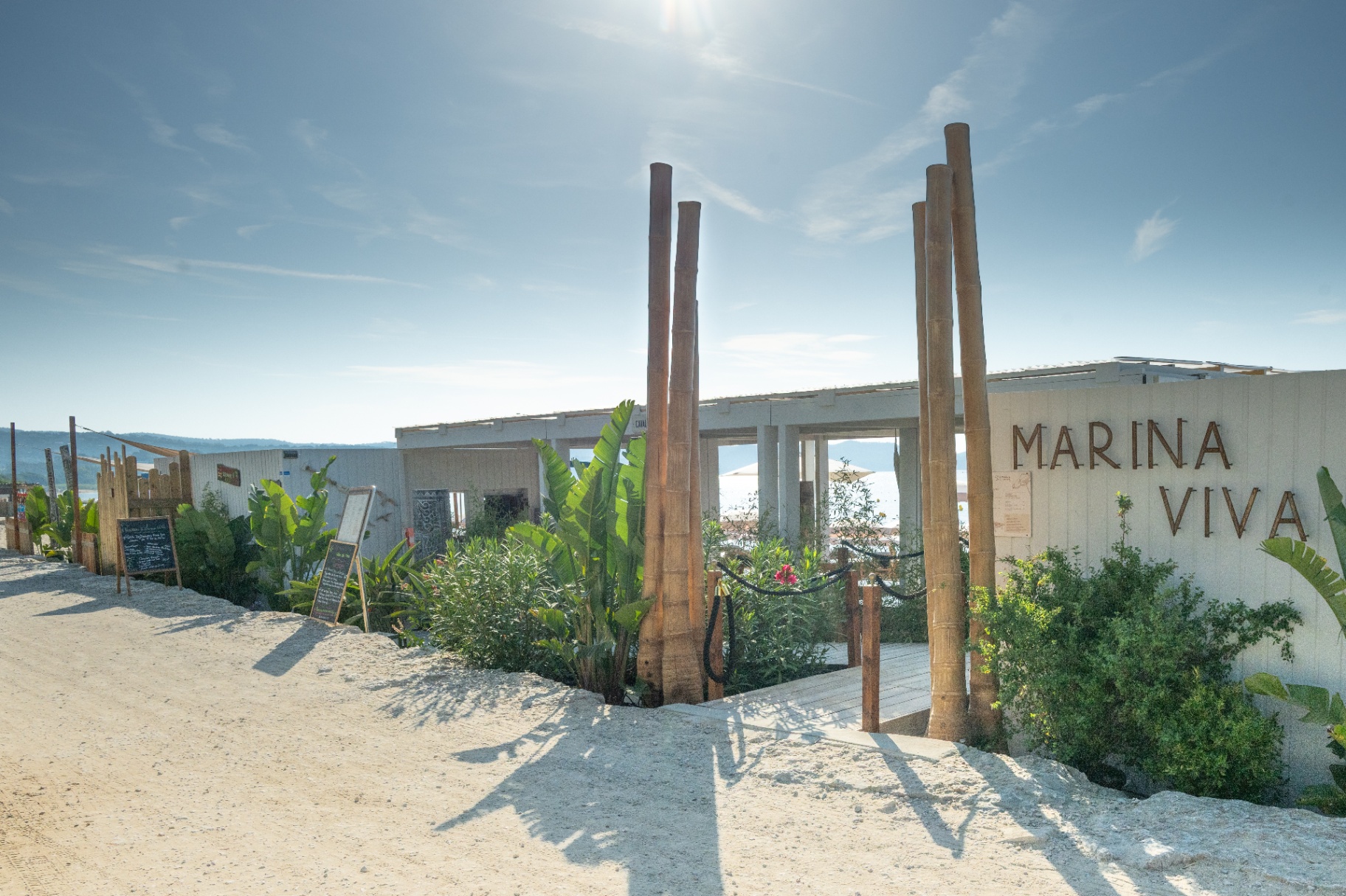 L'entrée Marina Viva sous le soleil