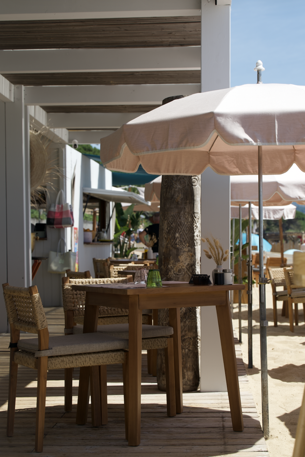 Terrasse en bois, parasol pêche et chaises en corde